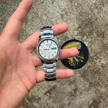 Load image into Gallery viewer, Vintage 1978 Seiko 5 Day Date 7009-3110 Automatic Watch
