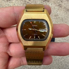 Load image into Gallery viewer, Vintage 1978 Seiko Gold Tone Day Date Brown Sunburst Dial 7009-5029 Automatic Watch
