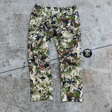 Load image into Gallery viewer, Sitka Gear Men’s Size 40 Optifade Subalpine Traverse Pants
