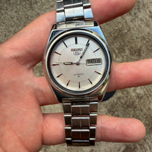 Load image into Gallery viewer, Vintage 1978 Seiko 5 Day Date 7009-3110 Automatic Watch
