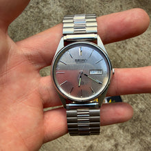 Load image into Gallery viewer, Vintage 1988 Seiko Day Date 5H23-8040 Quartz Watch
