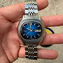 Load image into Gallery viewer, Vintage 1977 Seiko Blue Sunburst Dial 7009-5006 Automatic Watch
