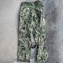 Load image into Gallery viewer, Crye Precision AOR 2 32 Long G3 Combat Pants
